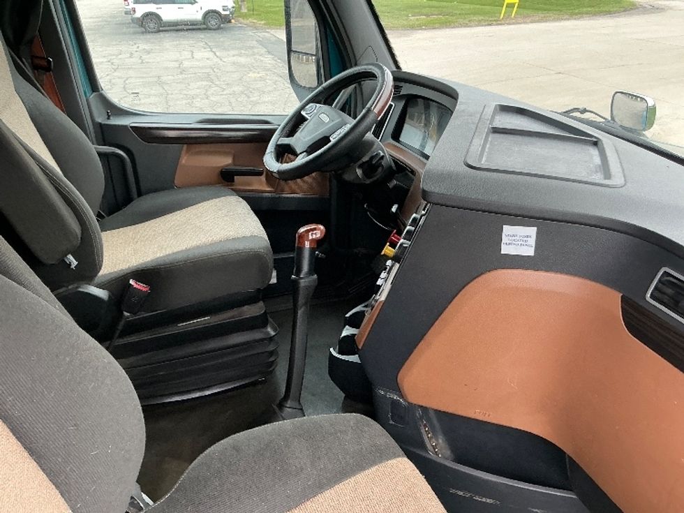 Sleeper Tractor-Heavy Duty Tractors-Freightliner-2021-T12664ST-Elkhart-IN-581,895\n\t\tmiles-$ 50,000 - Image 15