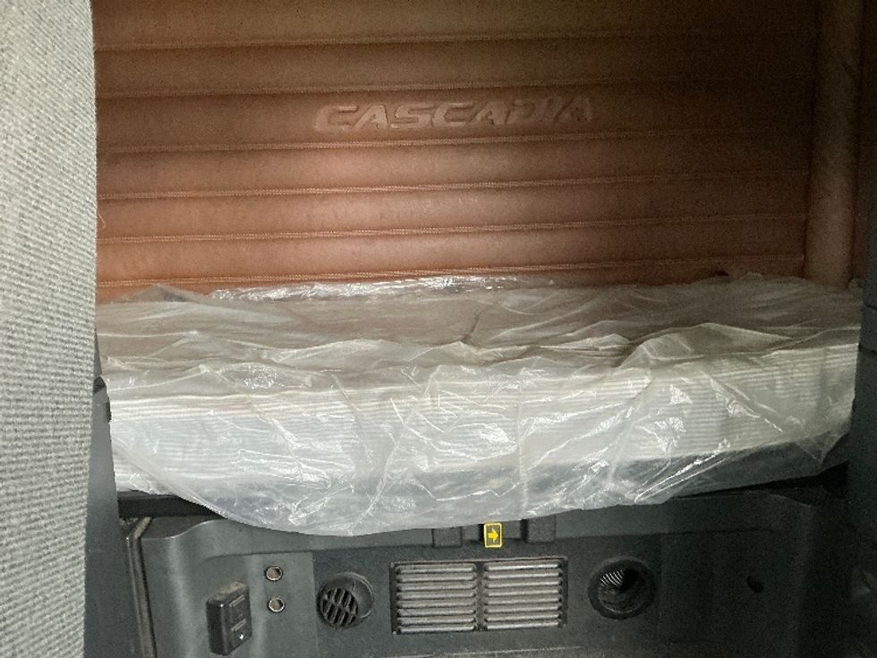 Sleeper Tractor-Heavy Duty Tractors-Freightliner-2021-T12664ST-Elkhart-IN-581,895\n\t\tmiles-$ 50,000 - Image 16