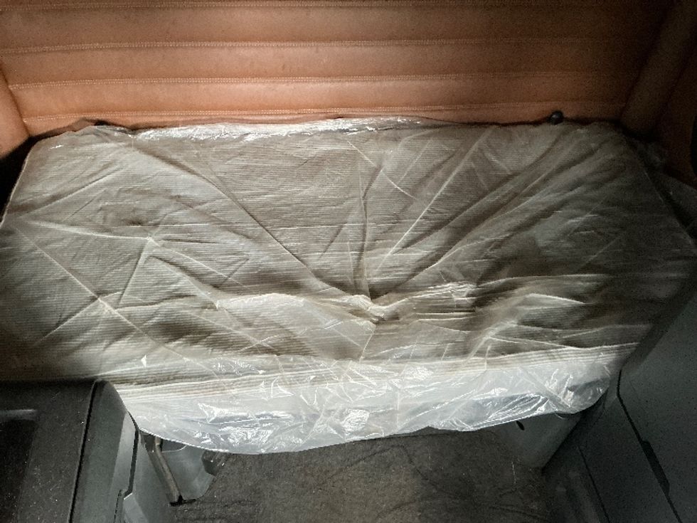 Sleeper Tractor-Heavy Duty Tractors-Freightliner-2021-T12664ST-Elkhart-IN-581,895\n\t\tmiles-$ 50,000 - Image 17