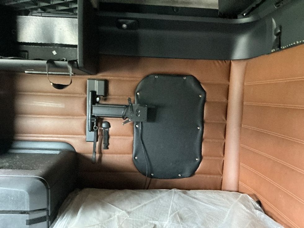 Sleeper Tractor-Heavy Duty Tractors-Freightliner-2021-T12664ST-Elkhart-IN-581,895\n\t\tmiles-$ 50,000 - Image 18