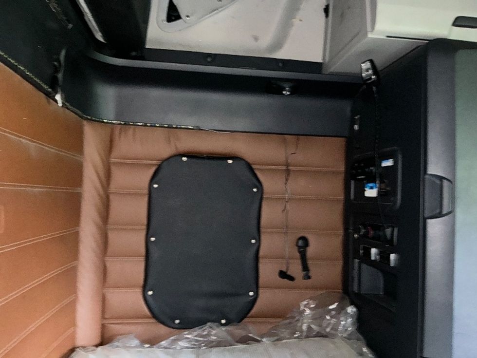 Sleeper Tractor-Heavy Duty Tractors-Freightliner-2021-T12664ST-Elkhart-IN-581,895\n\t\tmiles-$ 50,000 - Image 19