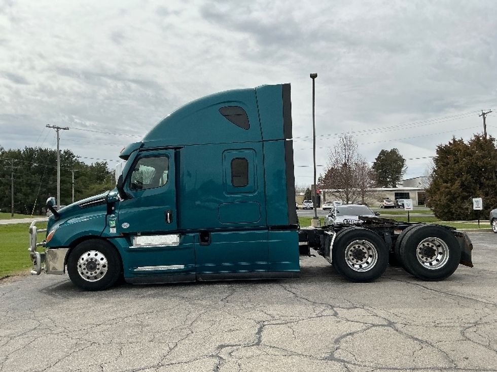 Sleeper Tractor-Heavy Duty Tractors-Freightliner-2021-T12664ST-Elkhart-IN-581,895\n\t\tmiles-$ 50,000 - Image 4