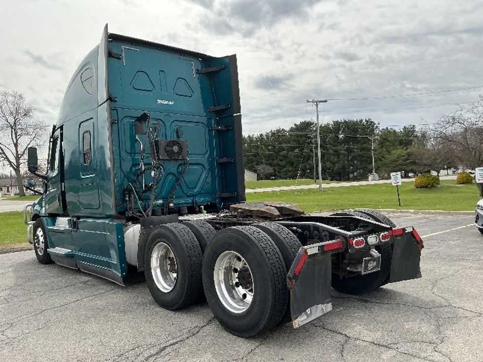 Sleeper Tractor-Heavy Duty Tractors-Freightliner-2021-T12664ST-Elkhart-IN-581,895\n\t\tmiles-$ 50,000 - Image 5