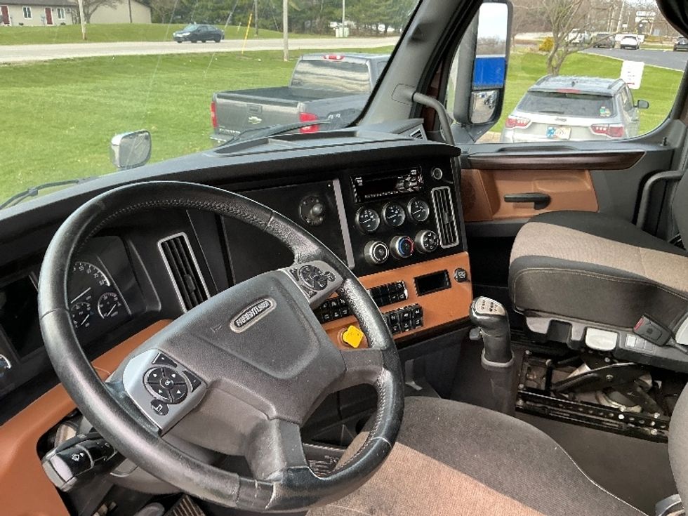 Sleeper Tractor-Heavy Duty Tractors-Freightliner-2021-T12664ST-Elkhart-IN-594,155\n\t\tmiles-$ 49,000 - Image 10