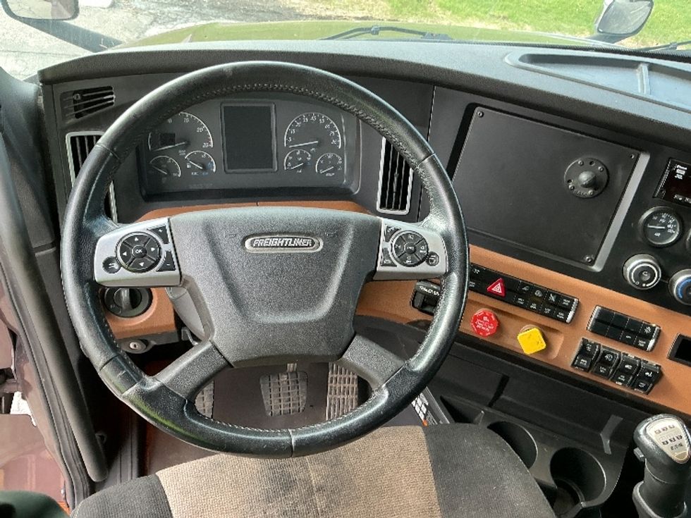 Sleeper Tractor-Heavy Duty Tractors-Freightliner-2021-T12664ST-Elkhart-IN-594,155\n\t\tmiles-$ 49,000 - Image 11