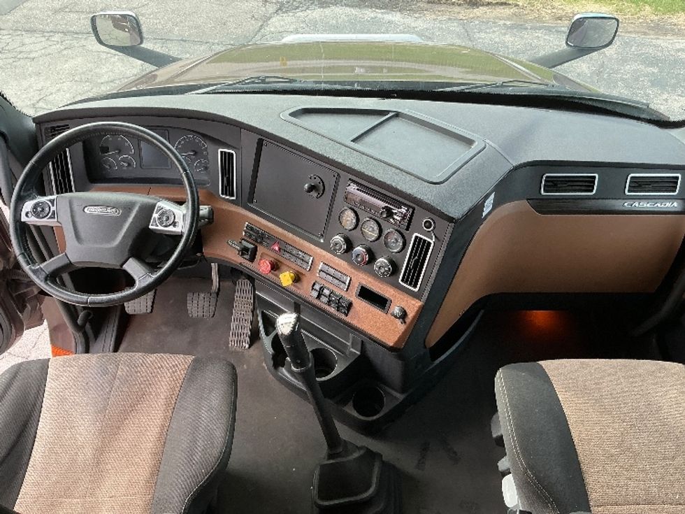 Sleeper Tractor-Heavy Duty Tractors-Freightliner-2021-T12664ST-Elkhart-IN-594,155\n\t\tmiles-$ 49,000 - Image 12