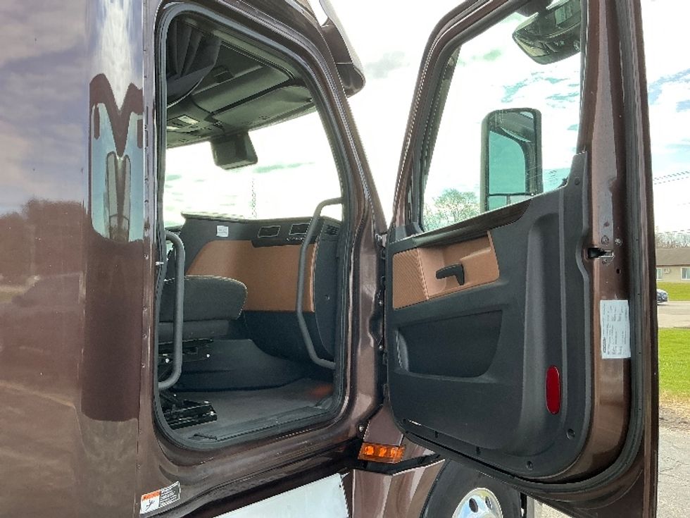 Sleeper Tractor-Heavy Duty Tractors-Freightliner-2021-T12664ST-Elkhart-IN-594,155\n\t\tmiles-$ 49,000 - Image 13