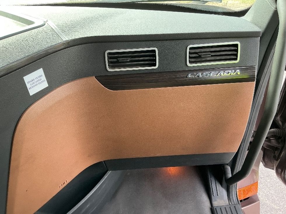 Sleeper Tractor-Heavy Duty Tractors-Freightliner-2021-T12664ST-Elkhart-IN-594,155\n\t\tmiles-$ 49,000 - Image 14