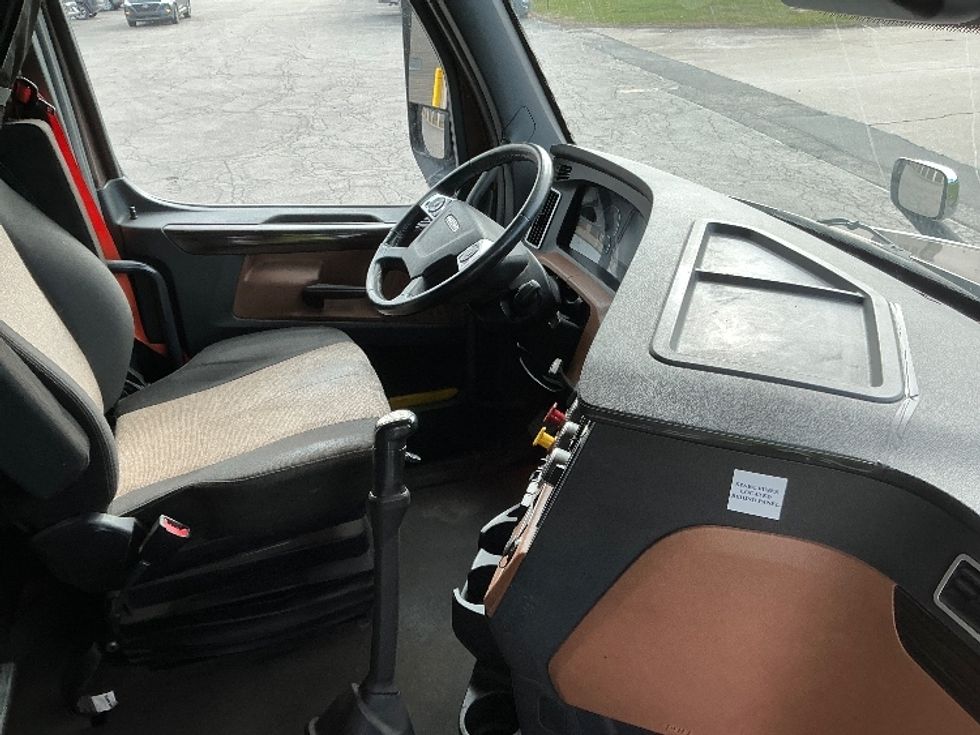 Sleeper Tractor-Heavy Duty Tractors-Freightliner-2021-T12664ST-Elkhart-IN-594,155\n\t\tmiles-$ 49,000 - Image 15