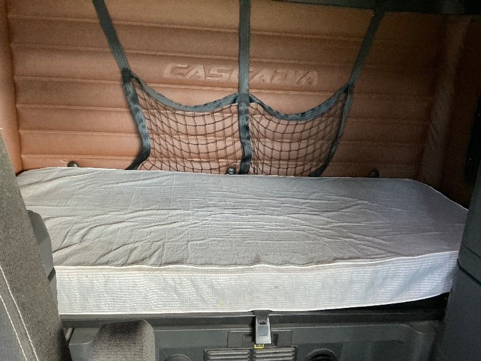 Sleeper Tractor-Heavy Duty Tractors-Freightliner-2021-T12664ST-Elkhart-IN-594,155\n\t\tmiles-$ 49,000 - Image 16