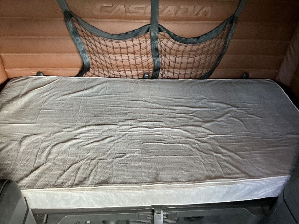 Sleeper Tractor-Heavy Duty Tractors-Freightliner-2021-T12664ST-Elkhart-IN-594,155\n\t\tmiles-$ 49,000 - Image 17