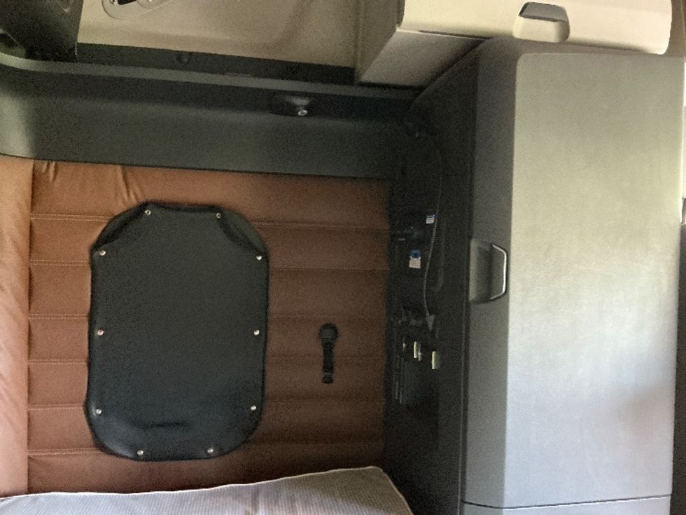 Sleeper Tractor-Heavy Duty Tractors-Freightliner-2021-T12664ST-Elkhart-IN-594,155\n\t\tmiles-$ 49,000 - Image 18