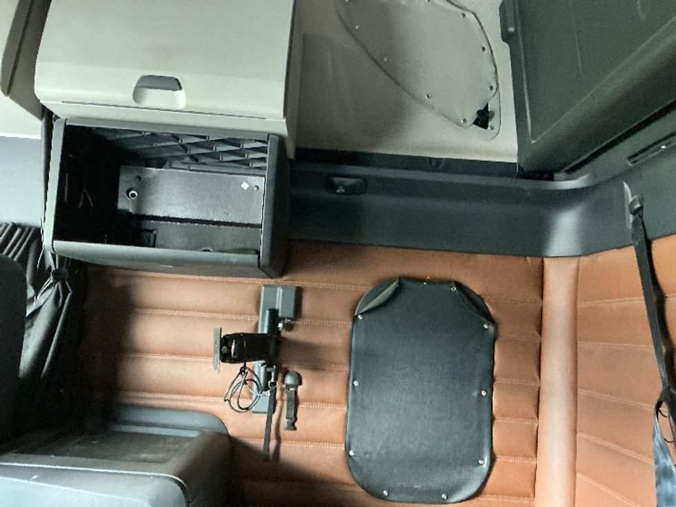 Sleeper Tractor-Heavy Duty Tractors-Freightliner-2021-T12664ST-Elkhart-IN-594,155\n\t\tmiles-$ 49,000 - Image 19