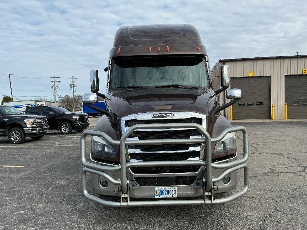 Sleeper Tractor-Heavy Duty Tractors-Freightliner-2021-T12664ST-Elkhart-IN-594,155\n\t\tmiles-$ 49,000 - Image 2