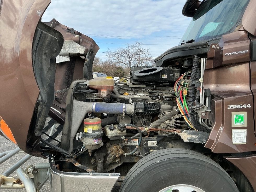 Sleeper Tractor-Heavy Duty Tractors-Freightliner-2021-T12664ST-Elkhart-IN-594,155\n\t\tmiles-$ 49,000 - Image 21