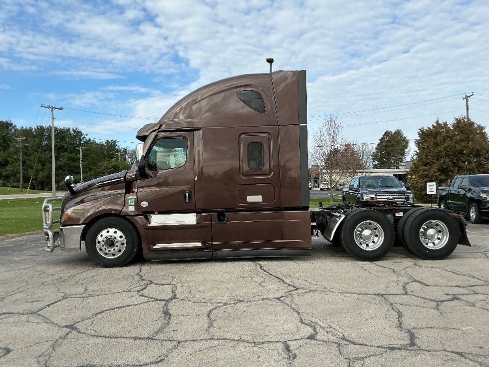 Sleeper Tractor-Heavy Duty Tractors-Freightliner-2021-T12664ST-Elkhart-IN-594,155\n\t\tmiles-$ 49,000 - Image 4