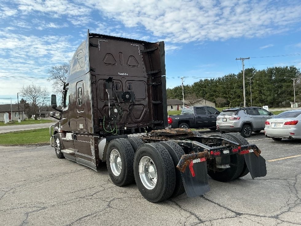 Sleeper Tractor-Heavy Duty Tractors-Freightliner-2021-T12664ST-Elkhart-IN-594,155\n\t\tmiles-$ 49,000 - Image 5