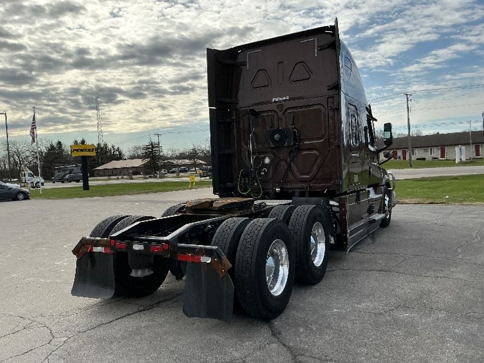 Sleeper Tractor-Heavy Duty Tractors-Freightliner-2021-T12664ST-Elkhart-IN-594,155\n\t\tmiles-$ 49,000 - Image 7