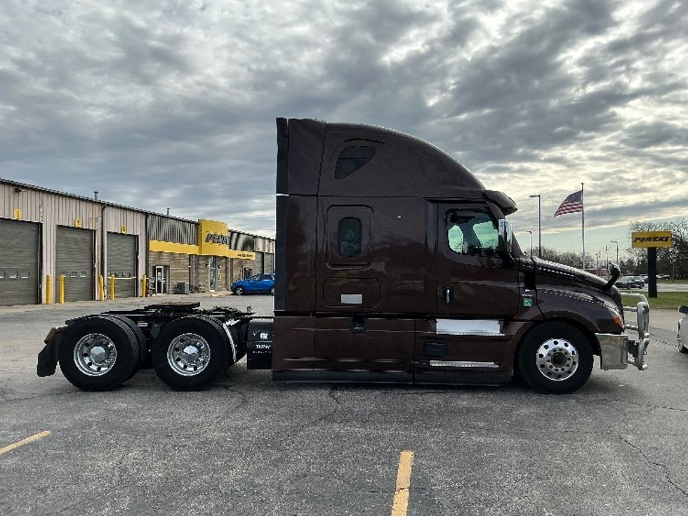 Sleeper Tractor-Heavy Duty Tractors-Freightliner-2021-T12664ST-Elkhart-IN-594,155\n\t\tmiles-$ 49,000 - Image 8