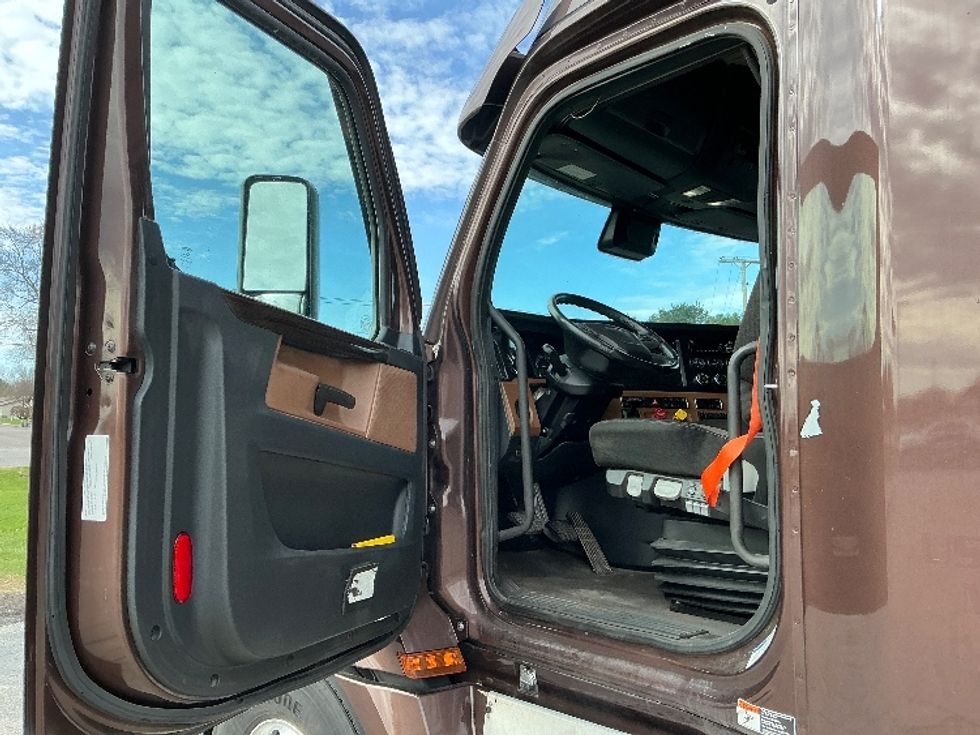 Sleeper Tractor-Heavy Duty Tractors-Freightliner-2021-T12664ST-Elkhart-IN-594,155\n\t\tmiles-$ 49,000 - Image 9