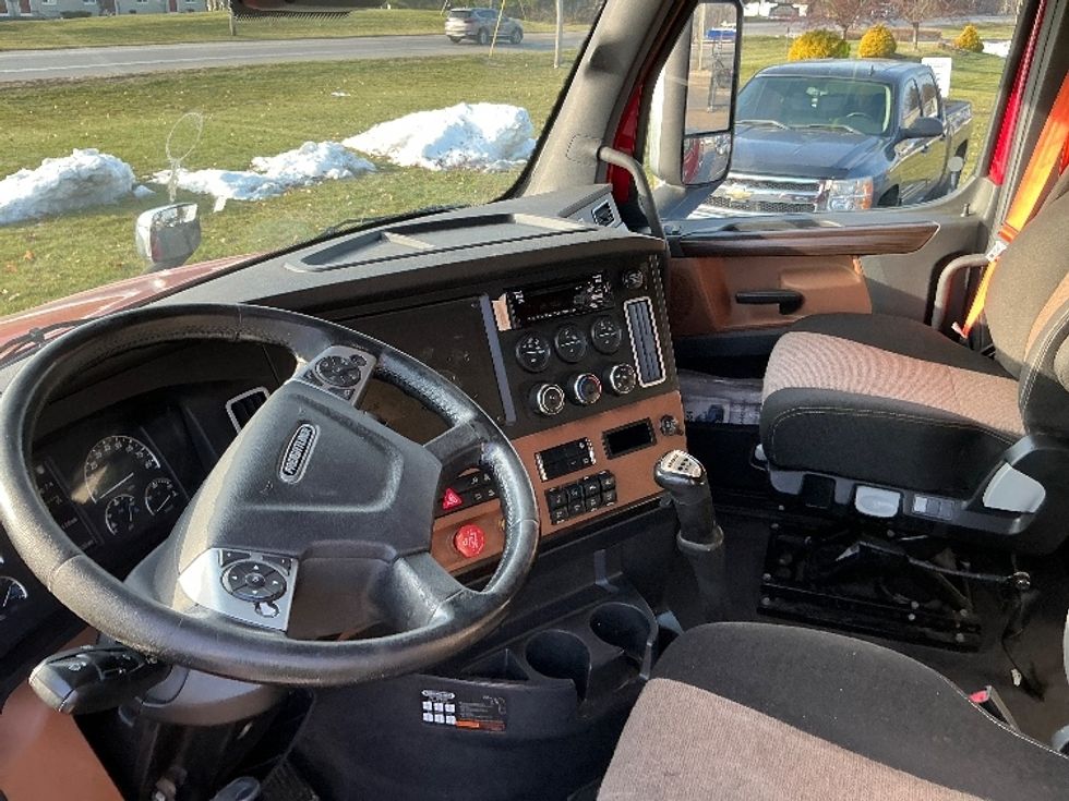 Sleeper Tractor-Heavy Duty Tractors-Freightliner-2021-T12664ST-Elkhart-IN-640,117\n\t\tmiles-$ 47,000 - Image 10