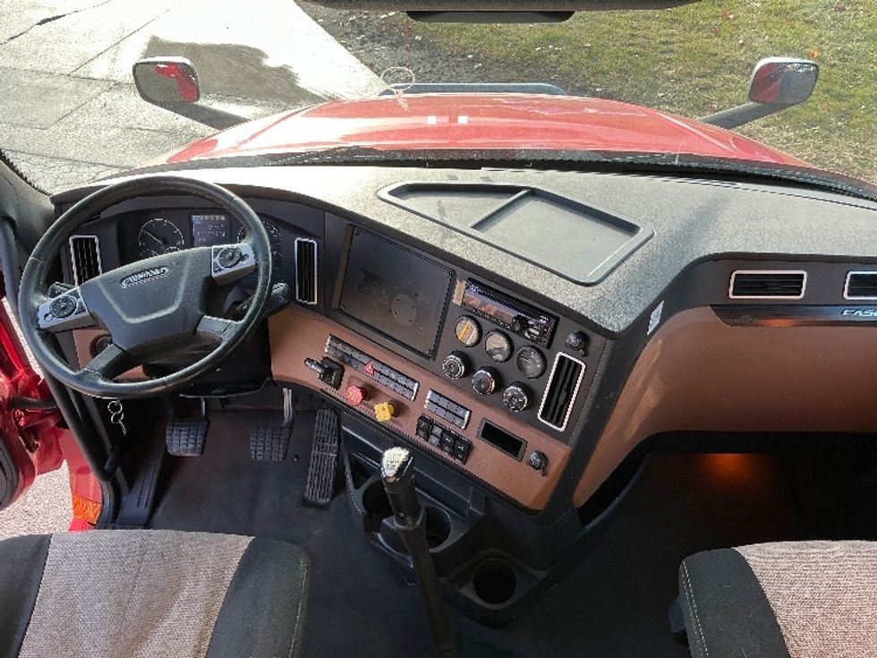 Sleeper Tractor-Heavy Duty Tractors-Freightliner-2021-T12664ST-Elkhart-IN-640,117\n\t\tmiles-$ 47,000 - Image 12