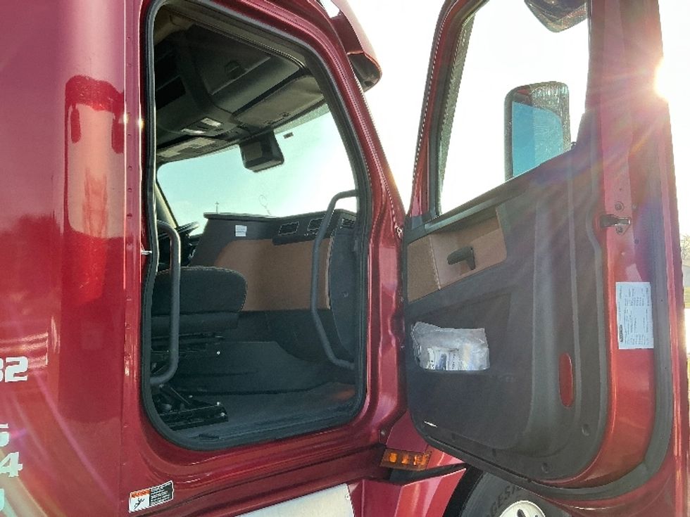 Sleeper Tractor-Heavy Duty Tractors-Freightliner-2021-T12664ST-Elkhart-IN-640,117\n\t\tmiles-$ 47,000 - Image 13