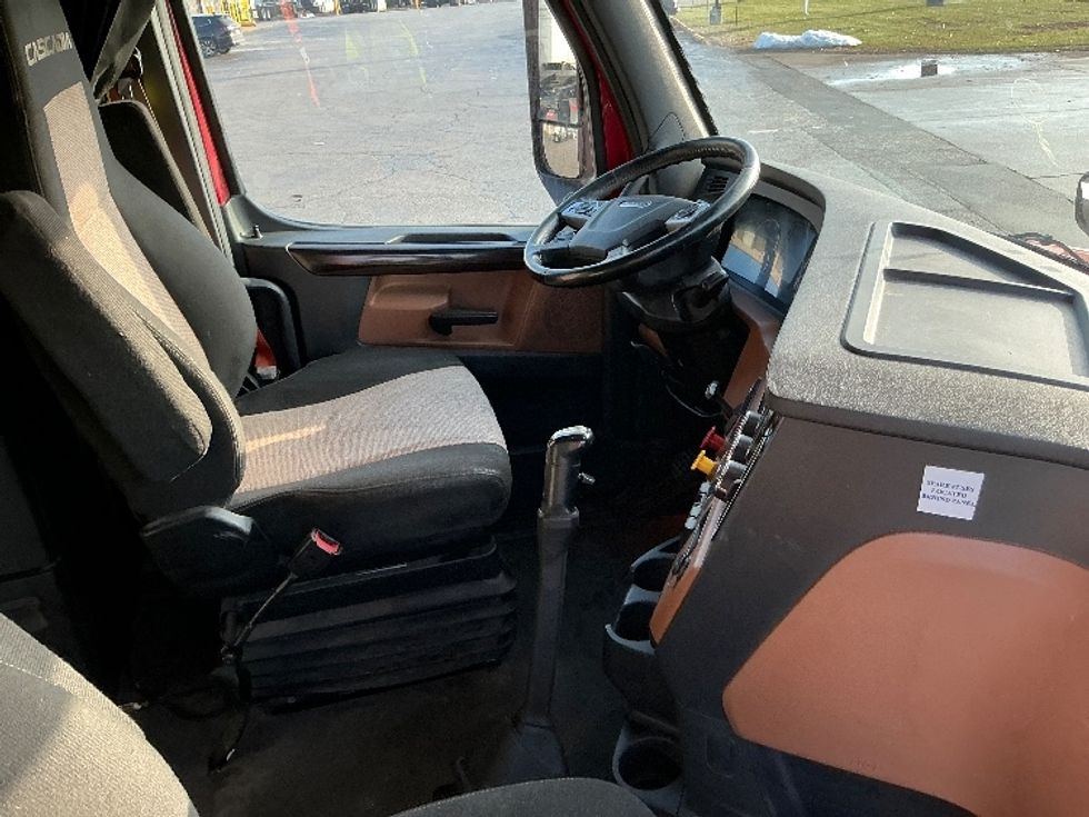 Sleeper Tractor-Heavy Duty Tractors-Freightliner-2021-T12664ST-Elkhart-IN-640,117\n\t\tmiles-$ 47,000 - Image 15