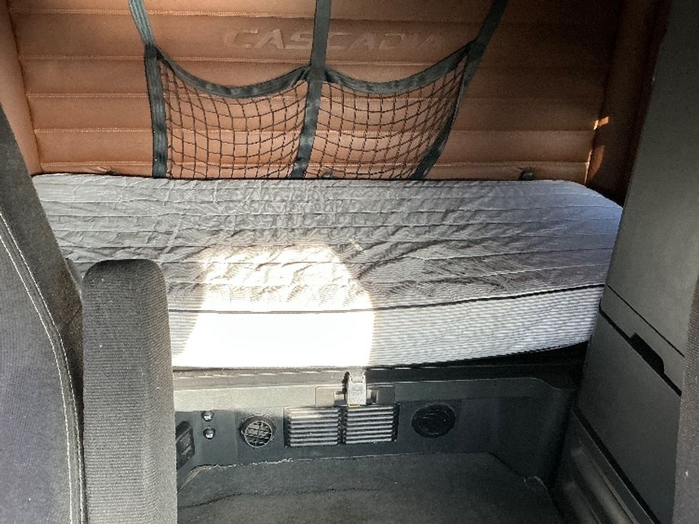 Sleeper Tractor-Heavy Duty Tractors-Freightliner-2021-T12664ST-Elkhart-IN-640,117\n\t\tmiles-$ 47,000 - Image 16