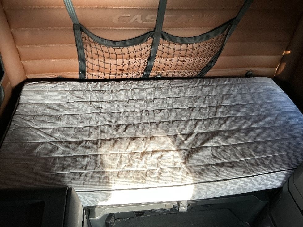 Sleeper Tractor-Heavy Duty Tractors-Freightliner-2021-T12664ST-Elkhart-IN-640,117\n\t\tmiles-$ 47,000 - Image 17