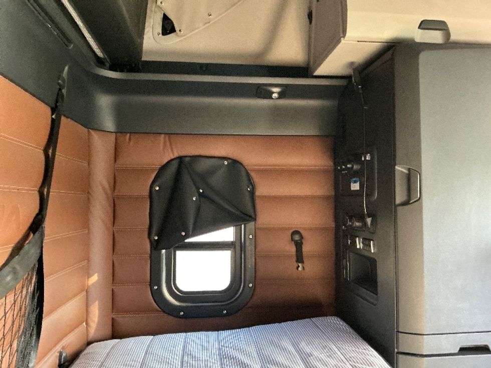 Sleeper Tractor-Heavy Duty Tractors-Freightliner-2021-T12664ST-Elkhart-IN-640,117\n\t\tmiles-$ 47,000 - Image 18