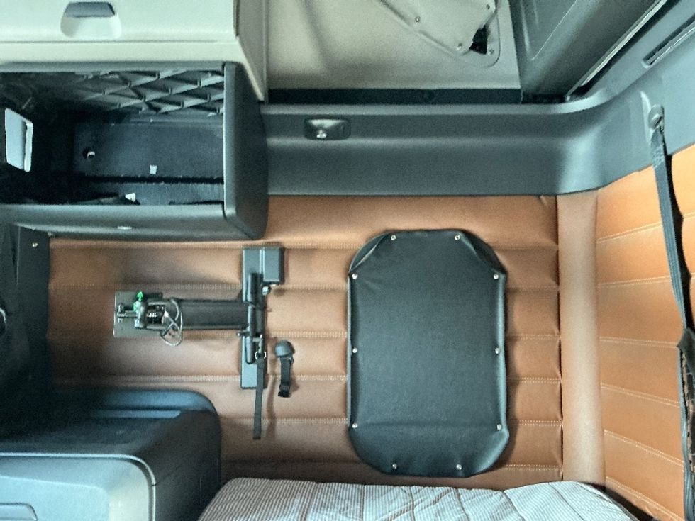 Sleeper Tractor-Heavy Duty Tractors-Freightliner-2021-T12664ST-Elkhart-IN-640,117\n\t\tmiles-$ 47,000 - Image 19