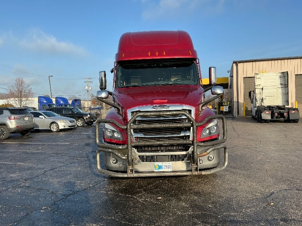 Sleeper Tractor-Heavy Duty Tractors-Freightliner-2021-T12664ST-Elkhart-IN-640,117\n\t\tmiles-$ 47,000 - Image 2