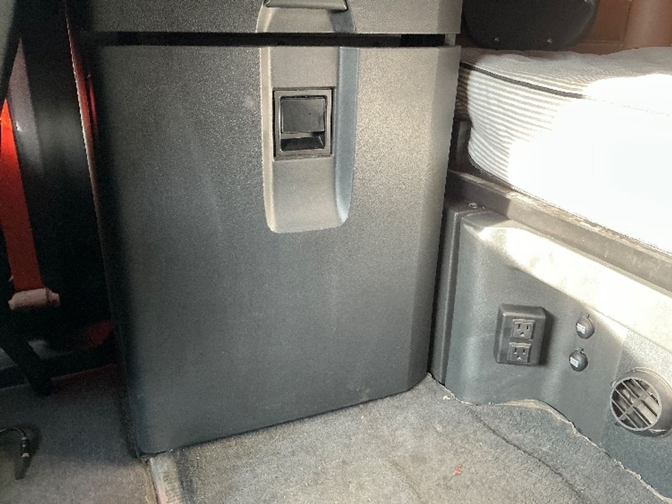 Sleeper Tractor-Heavy Duty Tractors-Freightliner-2021-T12664ST-Elkhart-IN-640,117\n\t\tmiles-$ 47,000 - Image 23