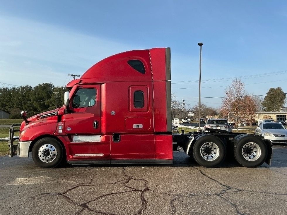 Sleeper Tractor-Heavy Duty Tractors-Freightliner-2021-T12664ST-Elkhart-IN-640,117\n\t\tmiles-$ 47,000 - Image 4