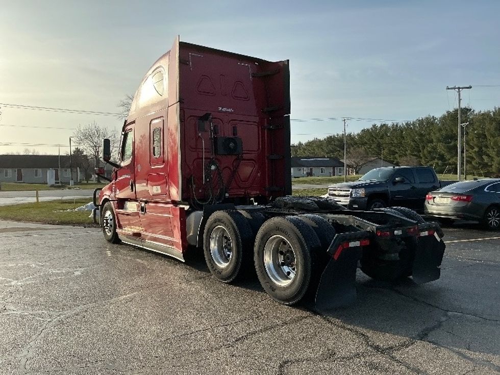 Sleeper Tractor-Heavy Duty Tractors-Freightliner-2021-T12664ST-Elkhart-IN-640,117\n\t\tmiles-$ 47,000 - Image 5