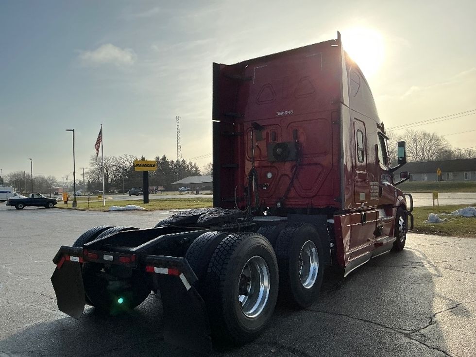 Sleeper Tractor-Heavy Duty Tractors-Freightliner-2021-T12664ST-Elkhart-IN-640,117\n\t\tmiles-$ 47,000 - Image 7