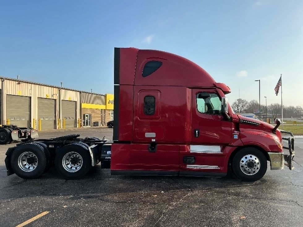 Sleeper Tractor-Heavy Duty Tractors-Freightliner-2021-T12664ST-Elkhart-IN-640,117\n\t\tmiles-$ 47,000 - Image 8