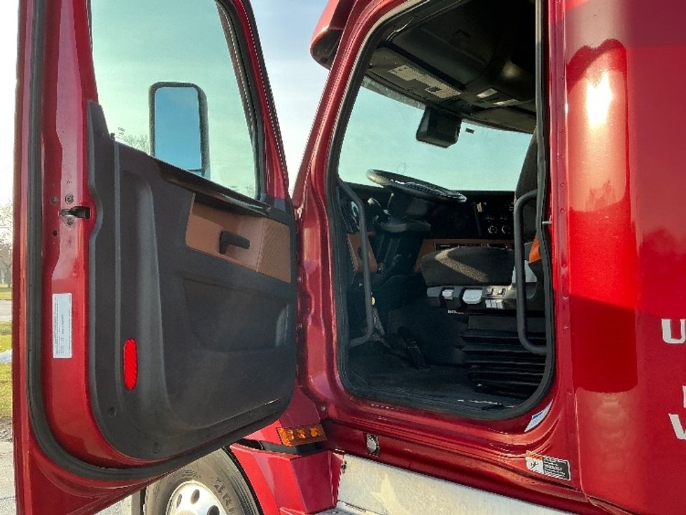 Sleeper Tractor-Heavy Duty Tractors-Freightliner-2021-T12664ST-Elkhart-IN-640,117\n\t\tmiles-$ 47,000 - Image 9