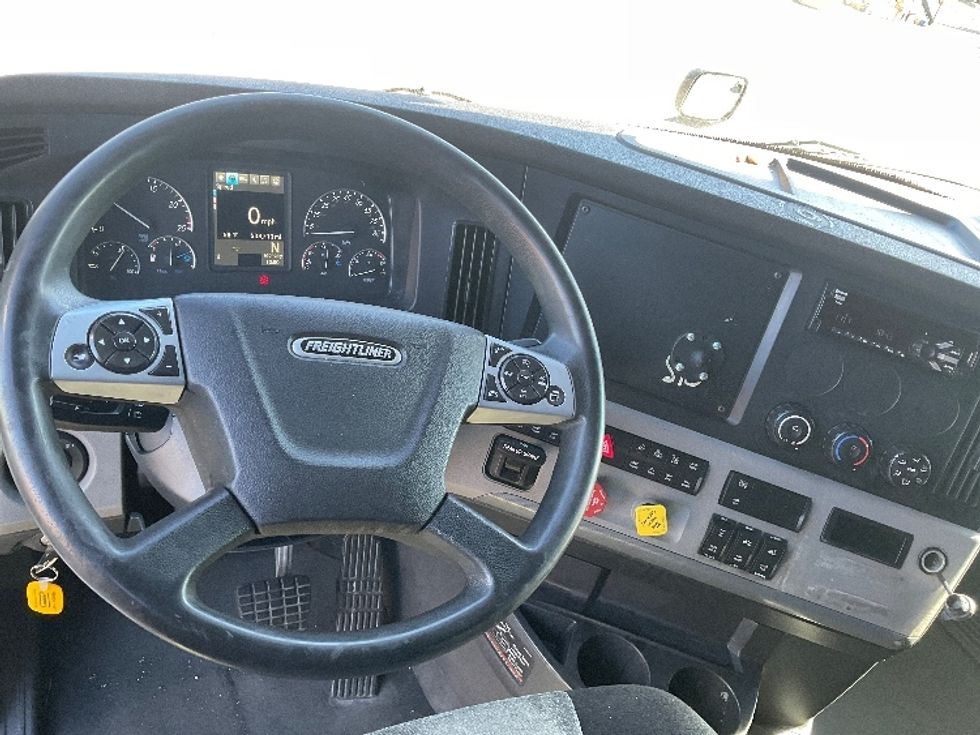 Sleeper Tractor-Heavy Duty Tractors-Freightliner-2021-T12664ST-Elmsford-NY-533,714\n\t\tmiles-$ 59,250 - Image 11