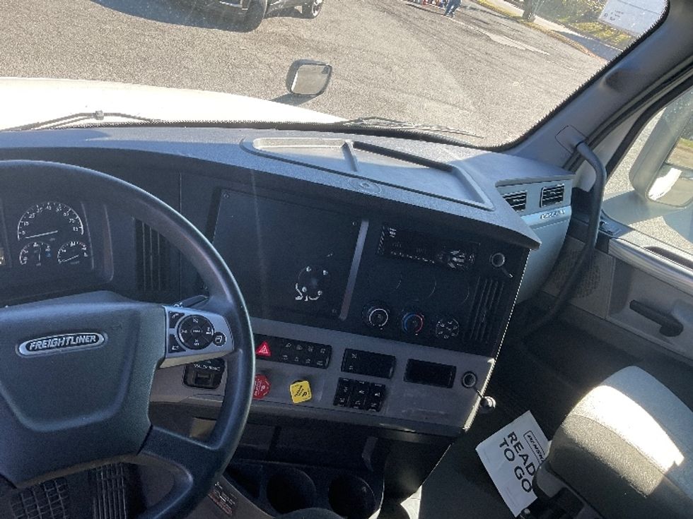 Sleeper Tractor-Heavy Duty Tractors-Freightliner-2021-T12664ST-Elmsford-NY-533,714\n\t\tmiles-$ 59,250 - Image 12