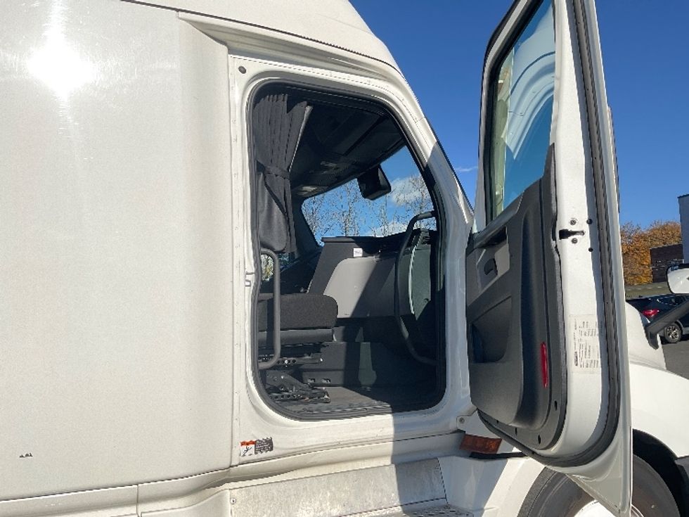 Sleeper Tractor-Heavy Duty Tractors-Freightliner-2021-T12664ST-Elmsford-NY-533,714\n\t\tmiles-$ 59,250 - Image 13
