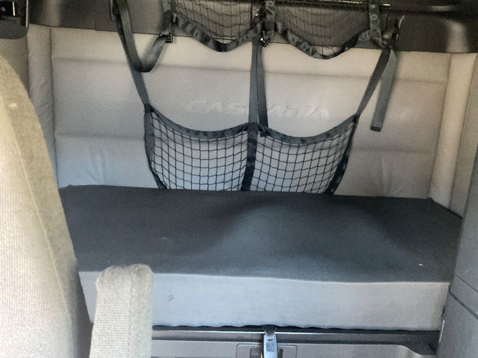 Sleeper Tractor-Heavy Duty Tractors-Freightliner-2021-T12664ST-Elmsford-NY-533,714\n\t\tmiles-$ 59,250 - Image 16