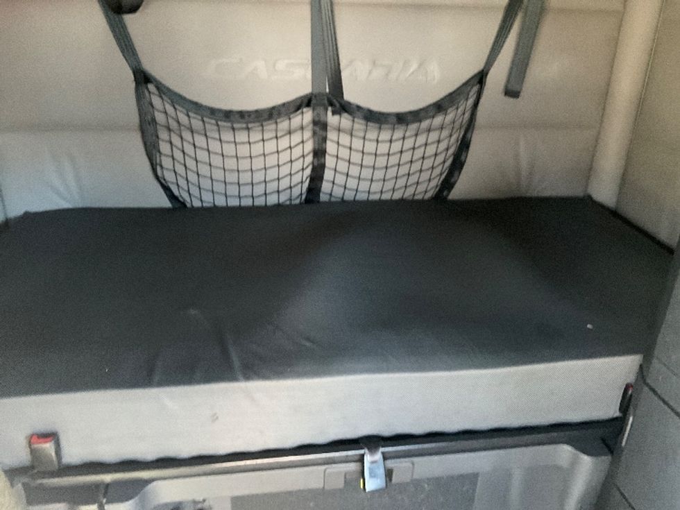 Sleeper Tractor-Heavy Duty Tractors-Freightliner-2021-T12664ST-Elmsford-NY-533,714\n\t\tmiles-$ 59,250 - Image 17