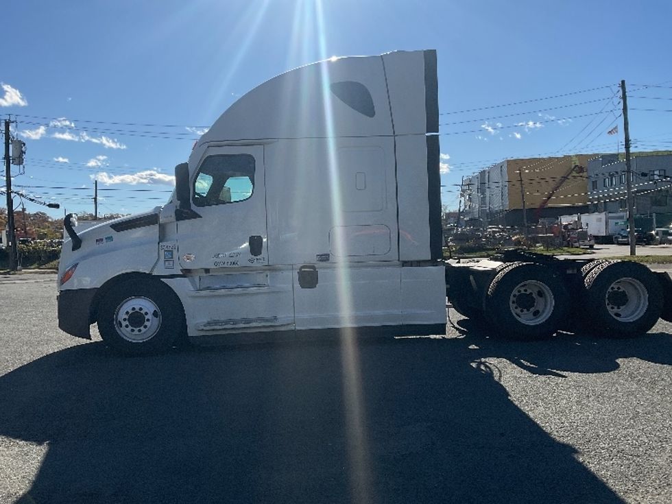 Sleeper Tractor-Heavy Duty Tractors-Freightliner-2021-T12664ST-Elmsford-NY-533,714\n\t\tmiles-$ 59,250 - Image 4
