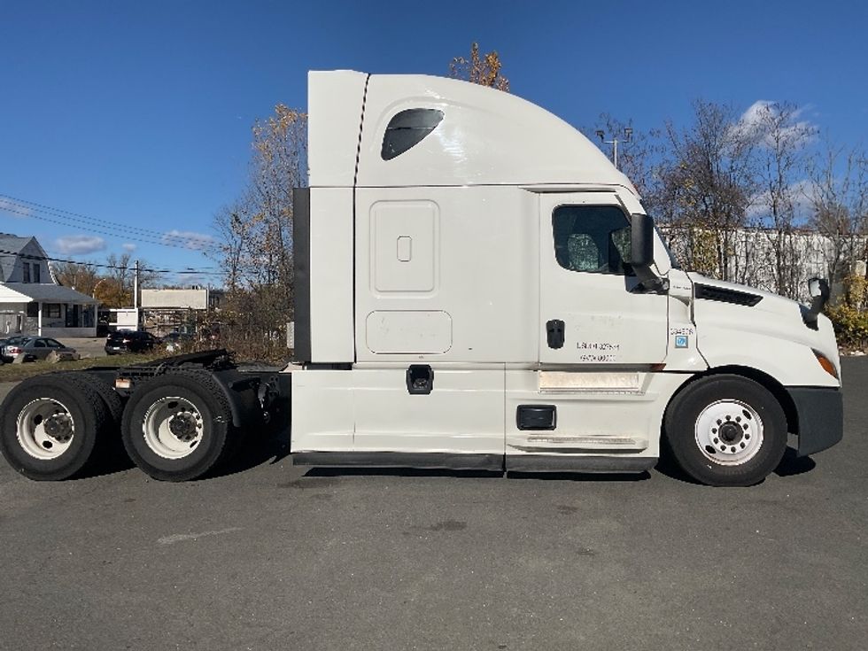 Sleeper Tractor-Heavy Duty Tractors-Freightliner-2021-T12664ST-Elmsford-NY-533,714\n\t\tmiles-$ 59,250 - Image 8