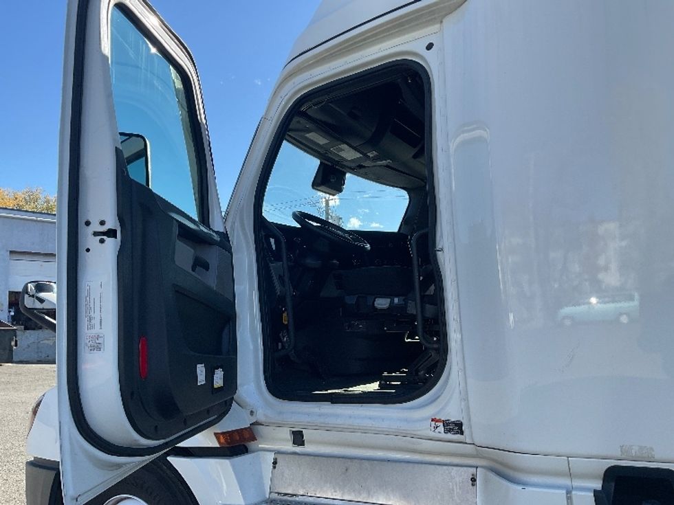 Sleeper Tractor-Heavy Duty Tractors-Freightliner-2021-T12664ST-Elmsford-NY-533,714\n\t\tmiles-$ 59,250 - Image 9