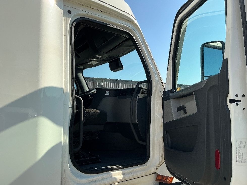 Sleeper Tractor-Heavy Duty Tractors-Freightliner-2021-T12664ST-Erlanger-KY-579,745\n\t\tmiles-$ 55,250 - Image 13