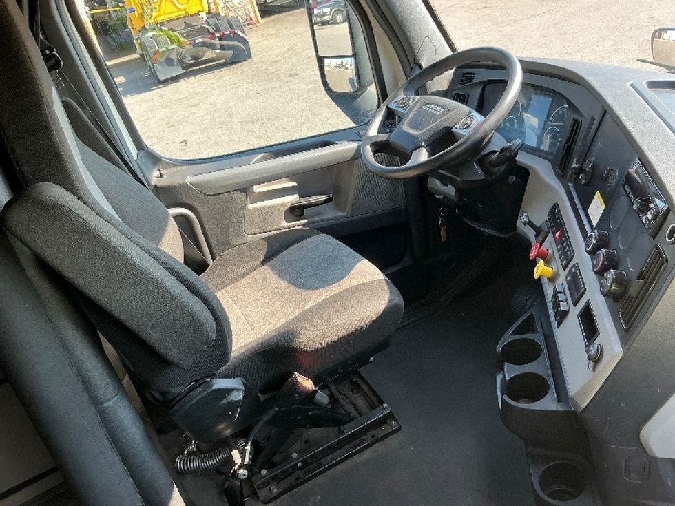 Sleeper Tractor-Heavy Duty Tractors-Freightliner-2021-T12664ST-Erlanger-KY-579,745\n\t\tmiles-$ 55,250 - Image 15