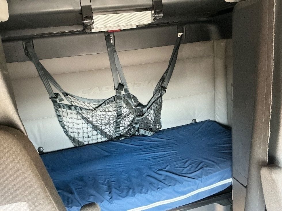 Sleeper Tractor-Heavy Duty Tractors-Freightliner-2021-T12664ST-Erlanger-KY-579,745\n\t\tmiles-$ 55,250 - Image 16